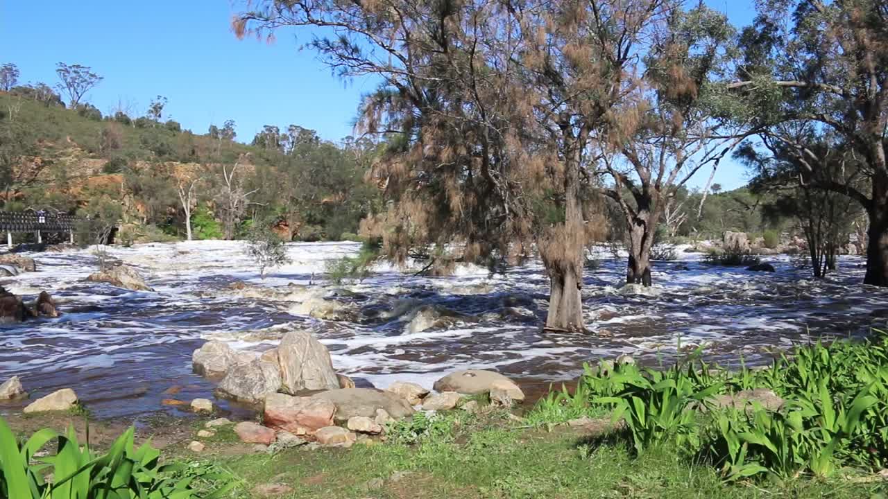 bells rapids perth en invierno - tiro panorámico a la derecha, gente cruzando el puente