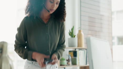 Oficina-Del-Centro-De-Llamadas,-Mujer-Escribiendo-Correo-Electrónico