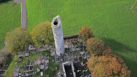 monasterboice 라운드 타워 드론 pov 샷