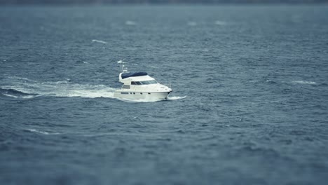 Ein-Kleines-Motorboot-Auf-Der-Stürmischen-Offenen-See