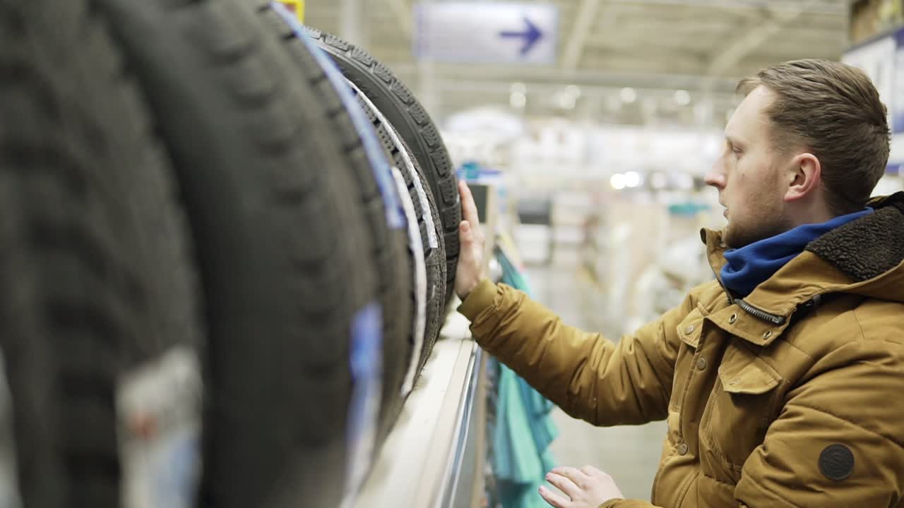 ⁇ 에서 새로운 타이어를 선택하는 남자