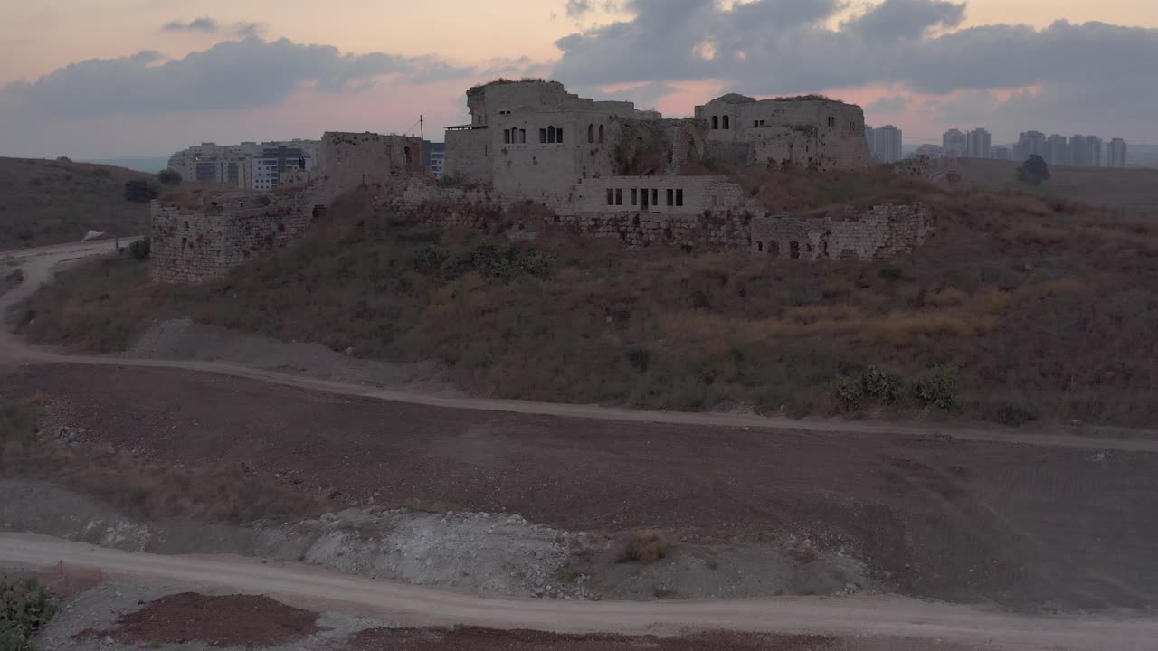 estrutura histórica em ruínas na paisagem urbana