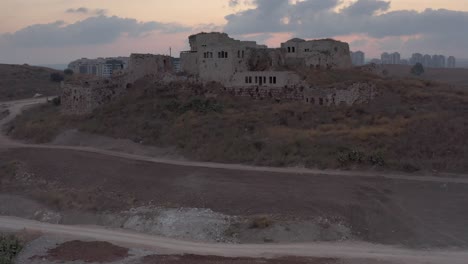 estructura histórica en ruinas en el paisaje urbano