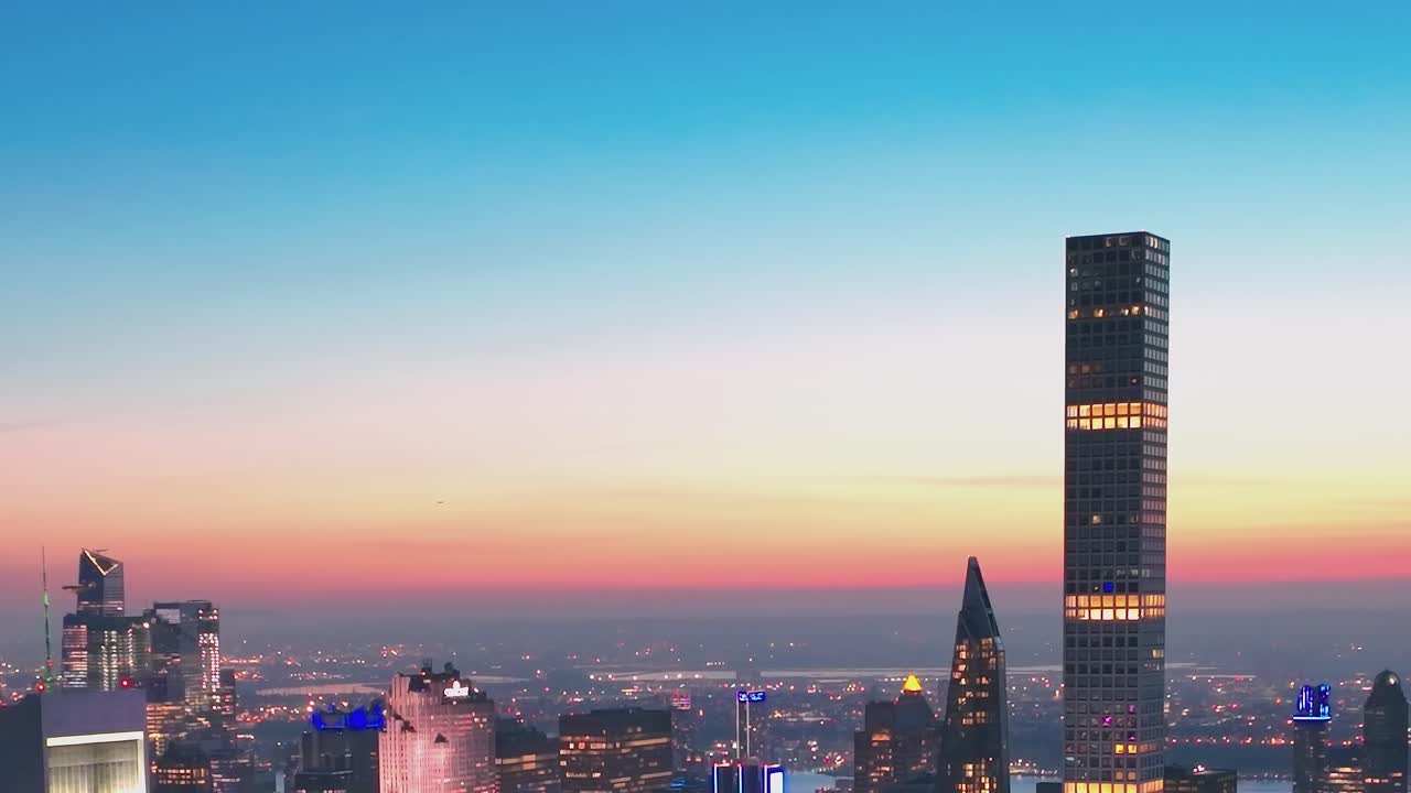 horizonte de la ciudad al atardecer