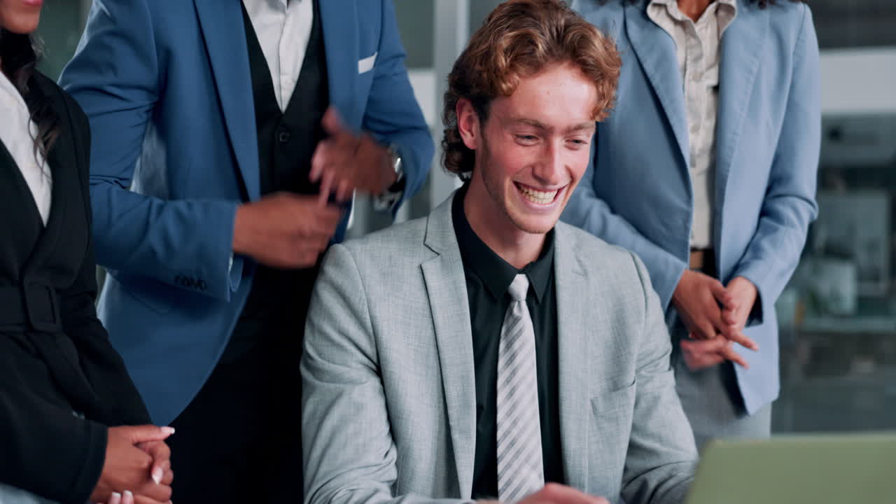 Business-Team feiert den Erfolg im Büro