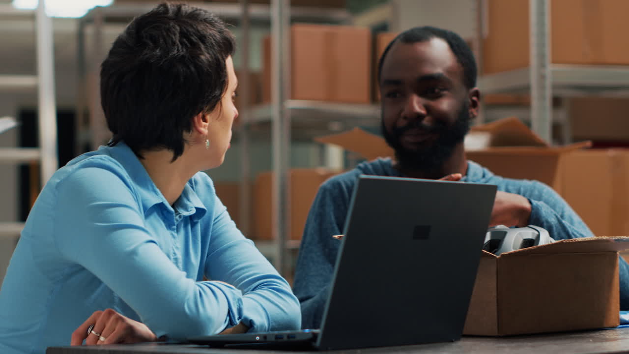 gente trabajando en un almacen