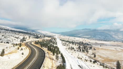 coquihalla 高速公路 5 中的車輛在 merritt 和 kamloops 之間在冬天一個的日子行駛