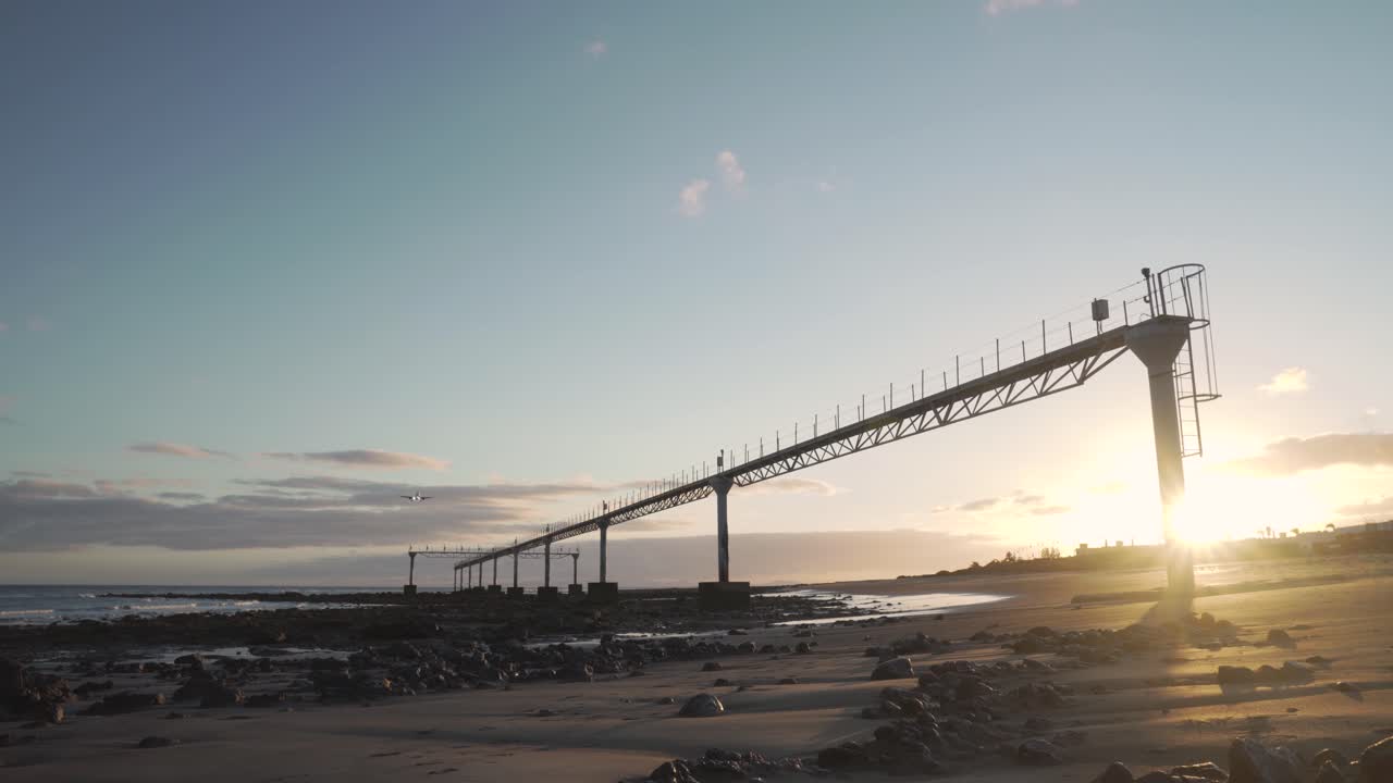 선 비치 공항에 착륙하는 비행기