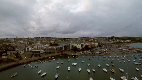 puerto de penzance, muelle, barcos y yates y el puente al dique seco en la hermosa y pintoresca zona de cornualles, popular entre los turistas