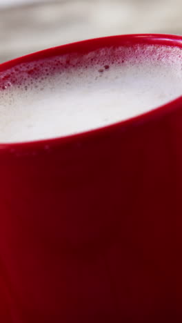 taza de café en una tabla de madera