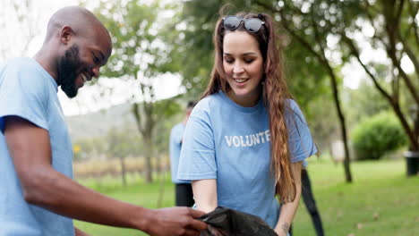 mujer feliz, voluntaria y cinco para la comunidad