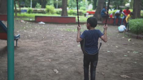 Niño-Jugando-Con-El-Columpio,-Parque-Infantil,-India