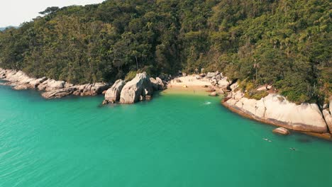 Soleada-Vista-Aérea-De-La-Playa-Del-Paraíso-Secreto-Brasileño-Ubicada-En-Santa-Catarina,-Brasil