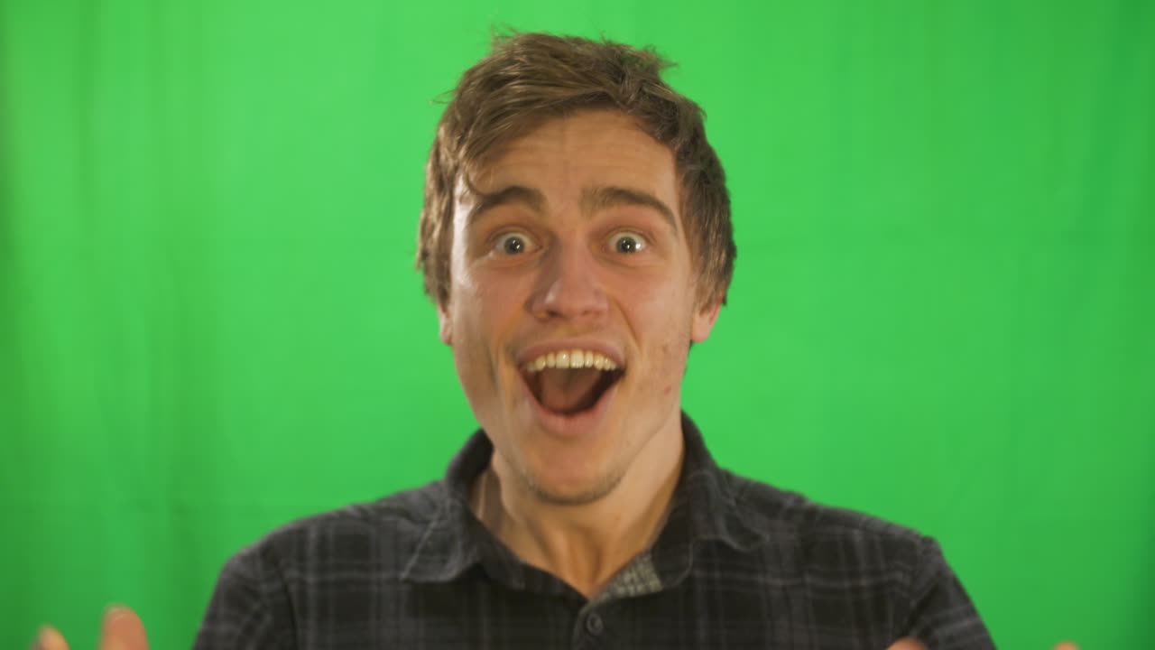 expresiones faciales extáticas del hombre - tiro medio - llave choma - macho adulto joven