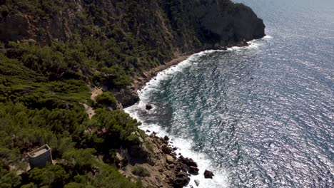 Reflecting-sunlight-on-the-calm-Mediterranean-sea-at-La-Madrague