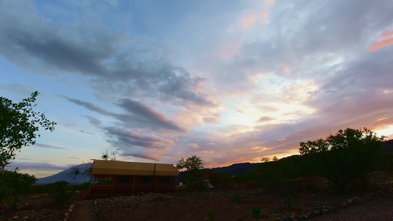 Timelapse di un tramonto nel Lago Natron, Tanzania. Dal giorno alla notte.