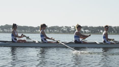 Equipo-De-Remo-Femenino-Entrenando-En-Un-Río.