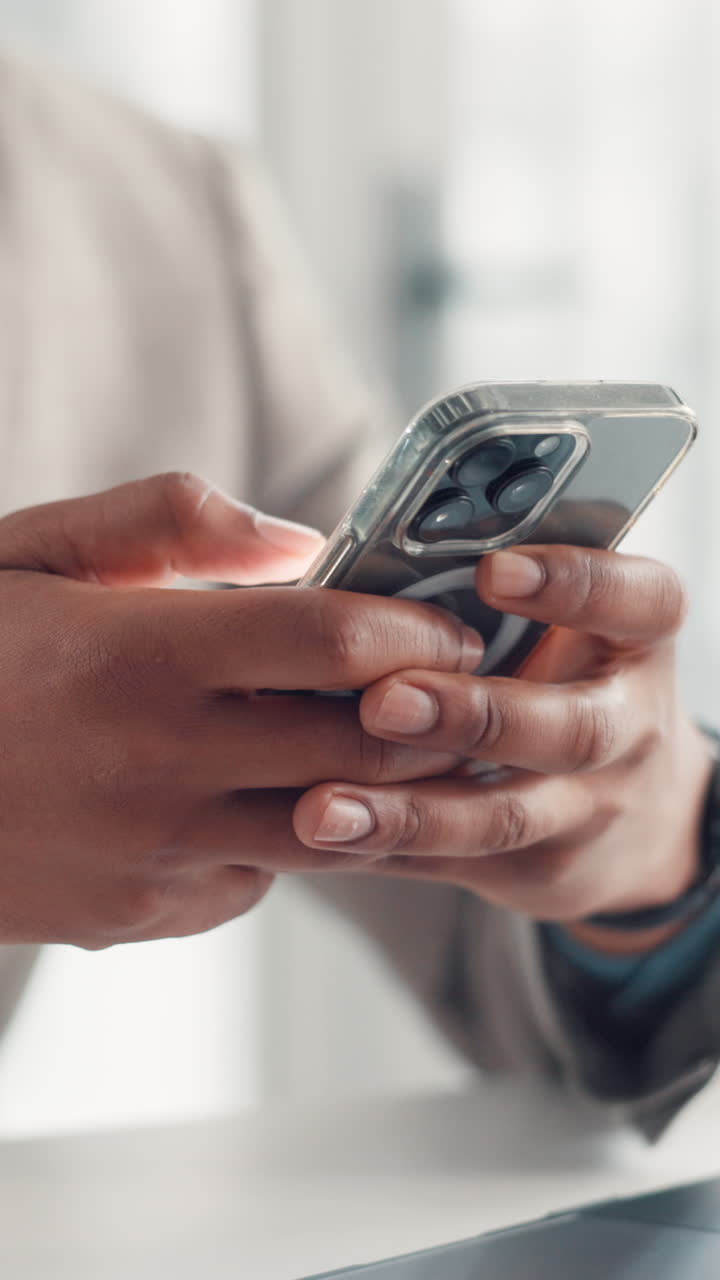 Primo piano di mani che digitano e scorrono su uno smartphone