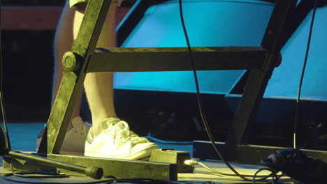 el músico tocando el piano eléctrico