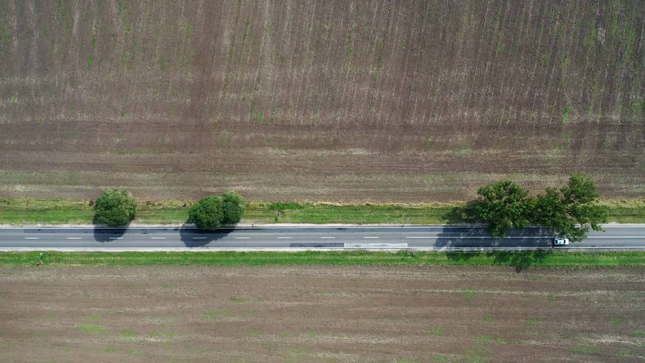 흰색 차가 운전하는 양방향 도로의 꾸준한 공중 촬영