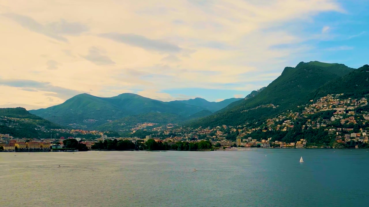Video aereo con drone 4K di ville a Menaggio, Italia, sulla sponda del Lago di Como