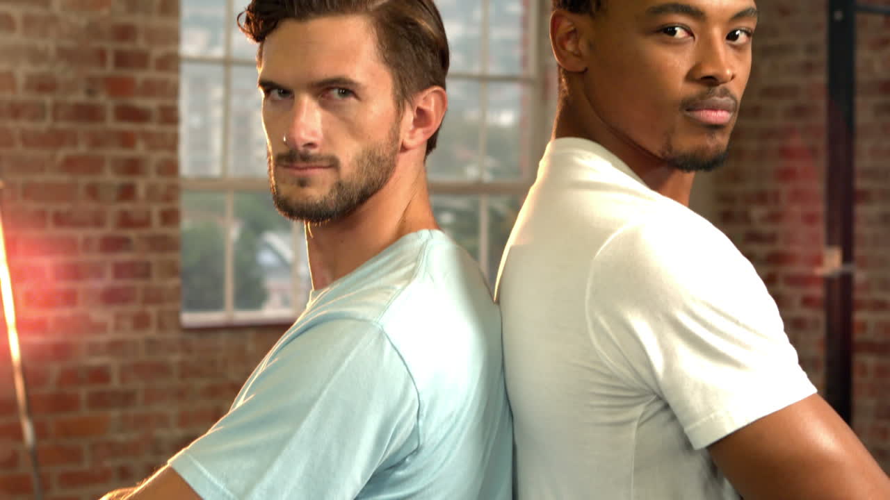 크로스피트 체육관 에서 함께 포즈 를 취 하는 건강 한 사람 들