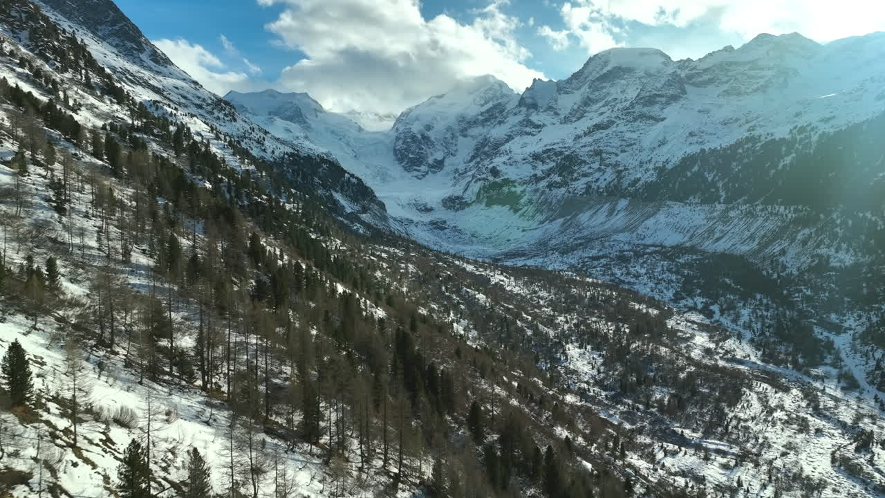 drone dolley filmado en el valle del glaciar morteratsch en un día soleado en suiza
