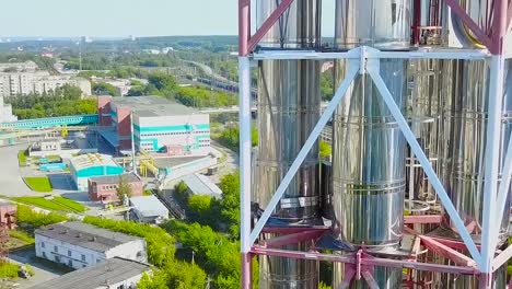 hochhaus für industrieanlagen mit metallrohren