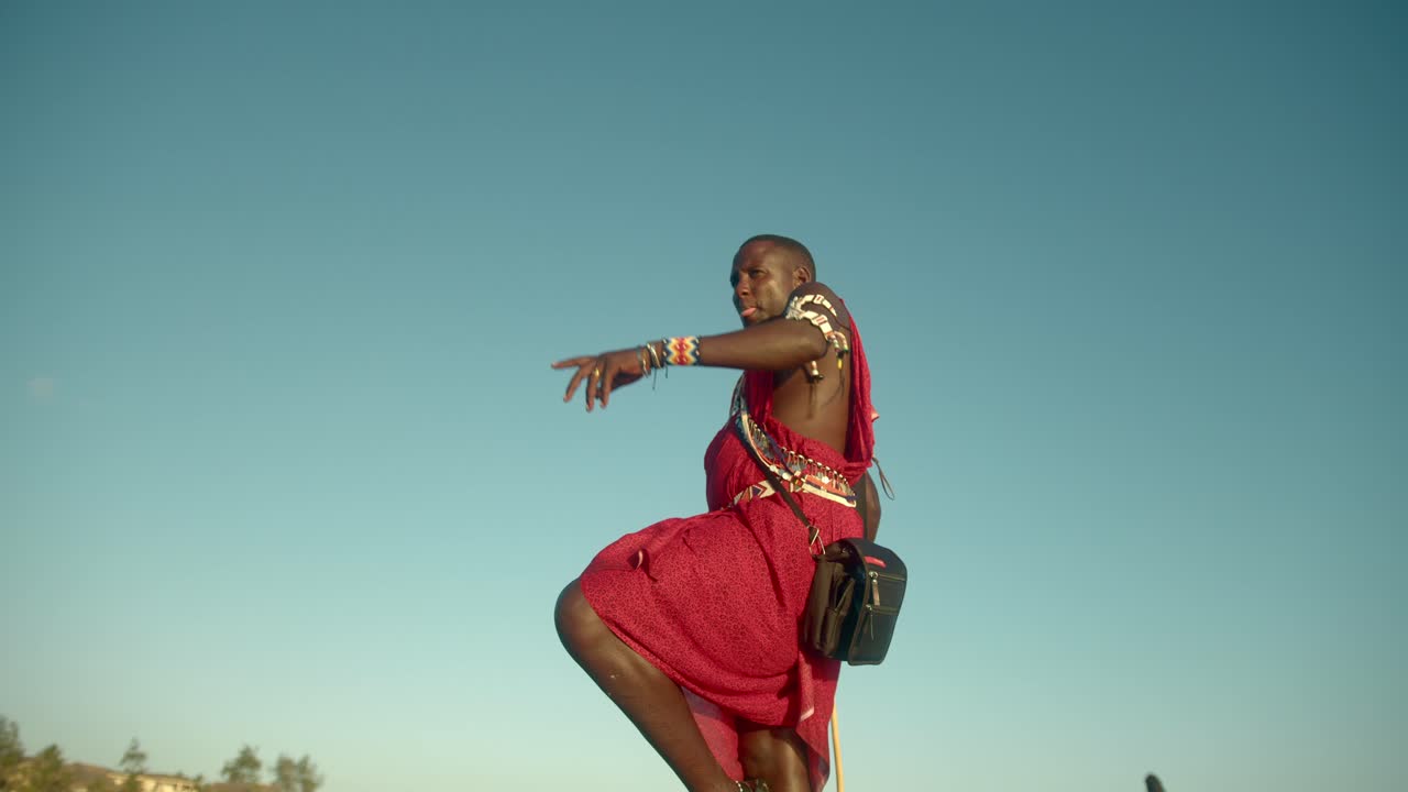 Masai-mand i Kenya peger på bytte, der skal jages, og fremviser traditionelle jagtfærdigheder hos den afrikanske stamme.