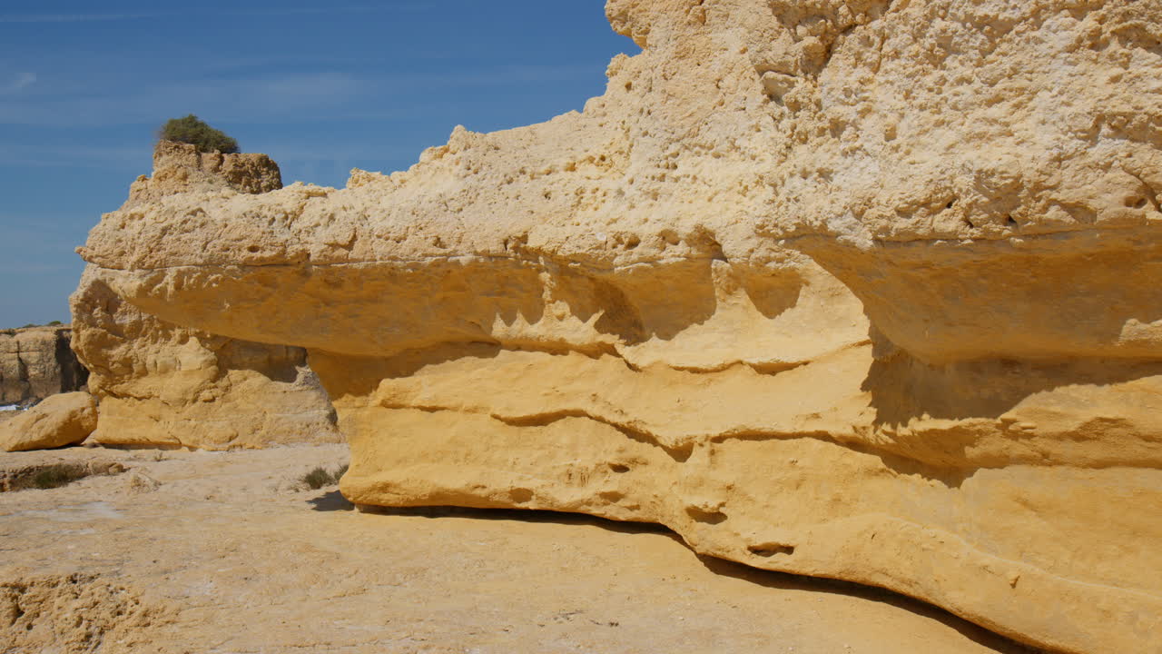 Acantilados de color ocre en la playa de Praia do Evaristo en Albufeira, Algarve, Portugal.