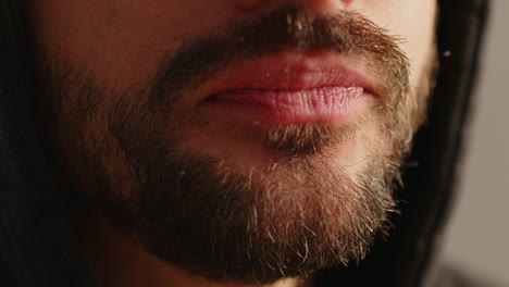 Hombre-Caucásico-Encapuchado-Con-Barba-Comiendo-Un-Trozo-De-Pan-Por-La-Mañana-Para-Desayunar