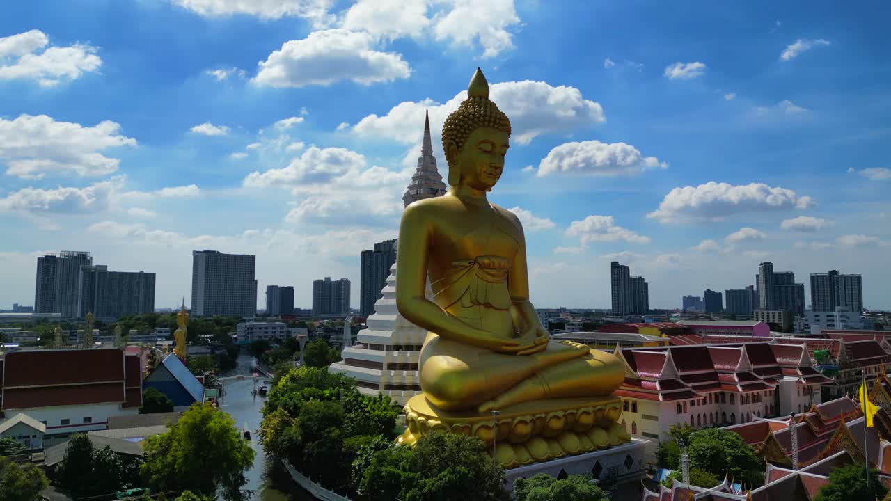 Vista aerea nel Tempio Paknam Phasi Charoen, Bangkok, Thailandia, Drone 4K