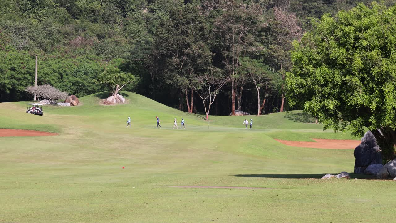 골퍼 들 이 이 좋은 날 에 스 을 연습 하고 있다
