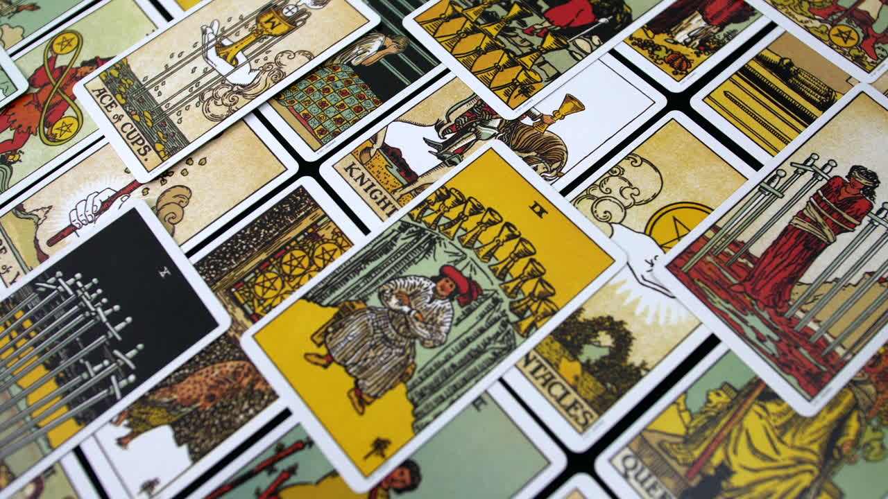 las cartas del tarot de los arcanos menores se extienden en un arreglo disperso, mostrando ilustraciones coloridas y diseños intrincados símbolos y temas utilizados para la adivinación y la visión espiritual