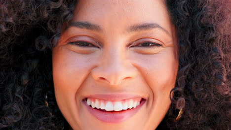 feliz, retrato y rostro de mujer negra riendo