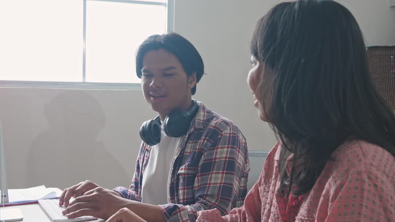 Due giovani professionisti che collaborano a un progetto in un ambiente d'ufficio