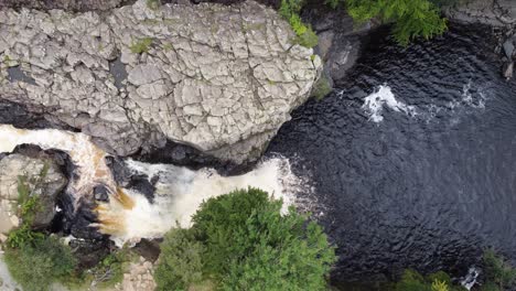 Wasserfall-Mit-Hoher-Kraft-In-Middleton-in-Teesdale,-Grafschaft-Durham,-Drohne-4k-HD-Antenne-Von-Oben-Nach-Unten