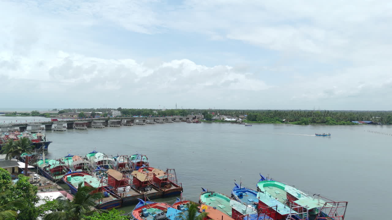 Ponte di Neendakara e porto di pesca, Kollam Kerala, vista drone dall'isola durante il divieto di pesca a strascico.