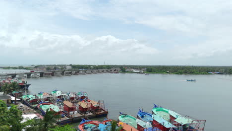 Neendakara-Brücke-Und-Fischereihafen-Kollam-Kerala,-Während-Des-Schleppnetzverbots-Drohnenansicht-Von-Der-Insel