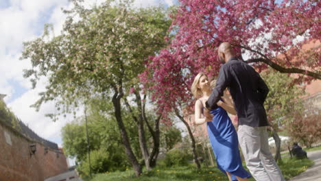 pareja interracial bailando bachata en la calle 1