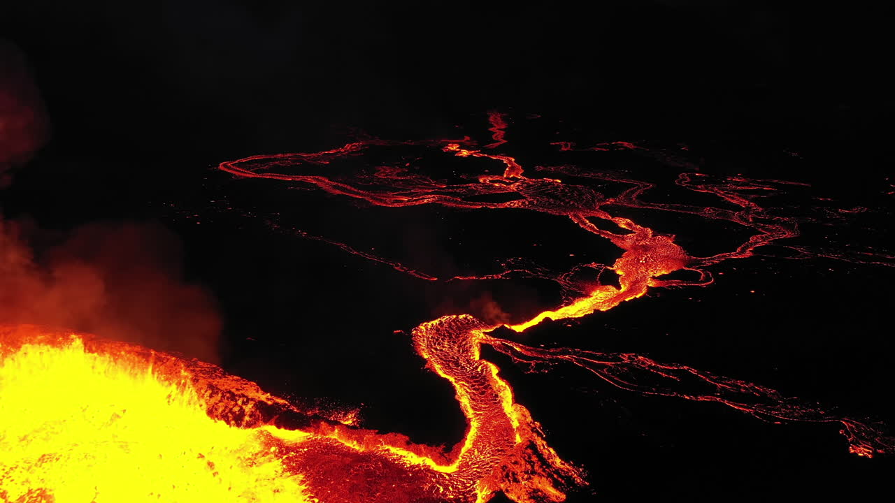 Flusso di lava di notte