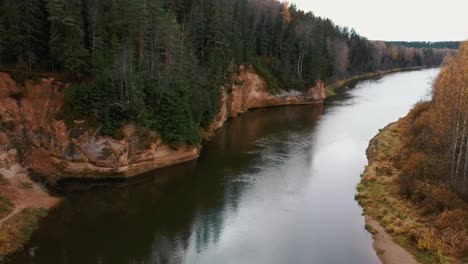 Klippen-Von-Erglu-Und-Tolle-Aussicht-Auf-Den-Fluss-Gauja-Cesis,-Lettland