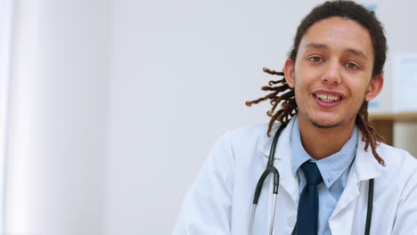 tableta, cara y médico o joven