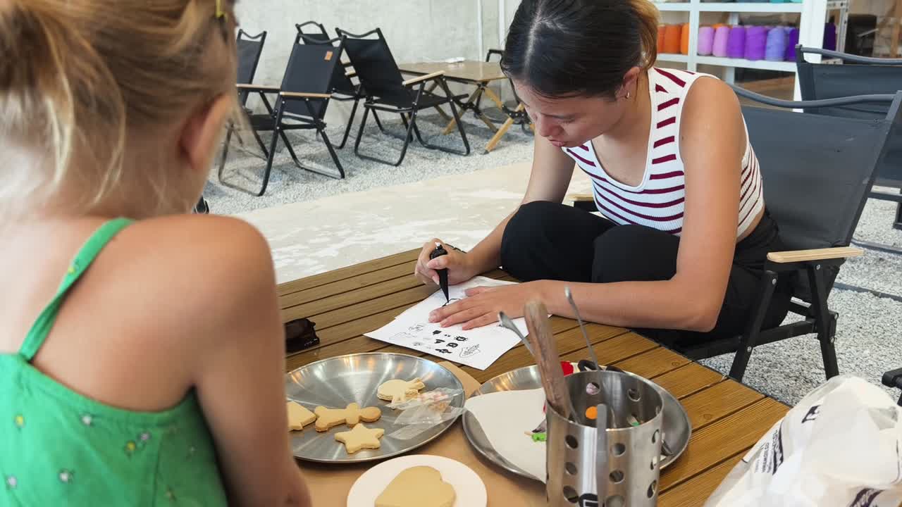 niños y mamá decorando galletas