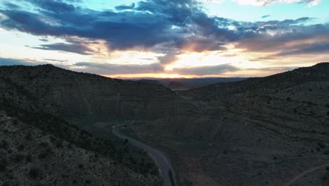 Puesta-De-Sol-Sobre-El-Paisaje-De-Parowan-Gap-En-Utah---Toma-Aérea-De-Drones