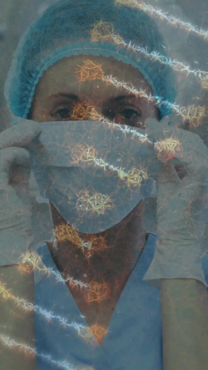 Animação de cadeia de DNA sobre cirurgiã caucasiana com máscara facial