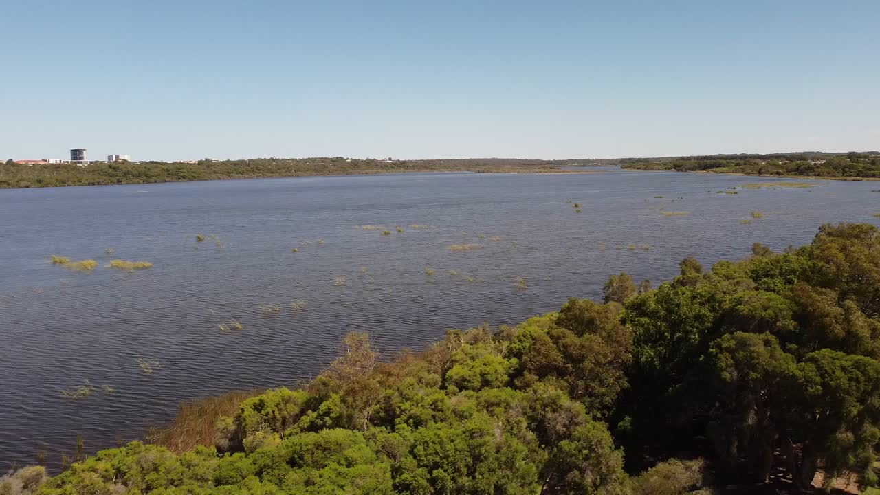 Vista aérea del Lago Joondalup y el borde de Rotary Park Wanneroo Perth