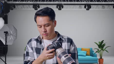 fotógrafo con problemas con la cámara en el estudio