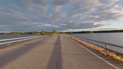 Punto-De-Vista-De-La-Unidad-Rural-De-La-Mañana:-Calzada-Estrecha-Que-Cruza-El-Lago-Del-Bosque-Del-Norte