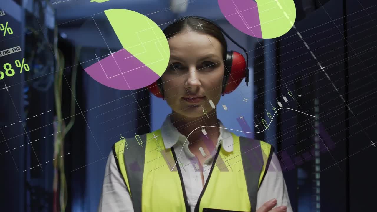 animación de la interfaz infográfica sobre una ingeniera caucásica que usa auriculares circumorales